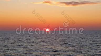 令人鼓舞的红色日落天空，海浪飞溅，太阳下山意大利